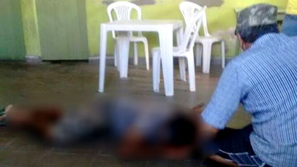 Cliente sofre tentativa de homicídio enquanto bebia em bar