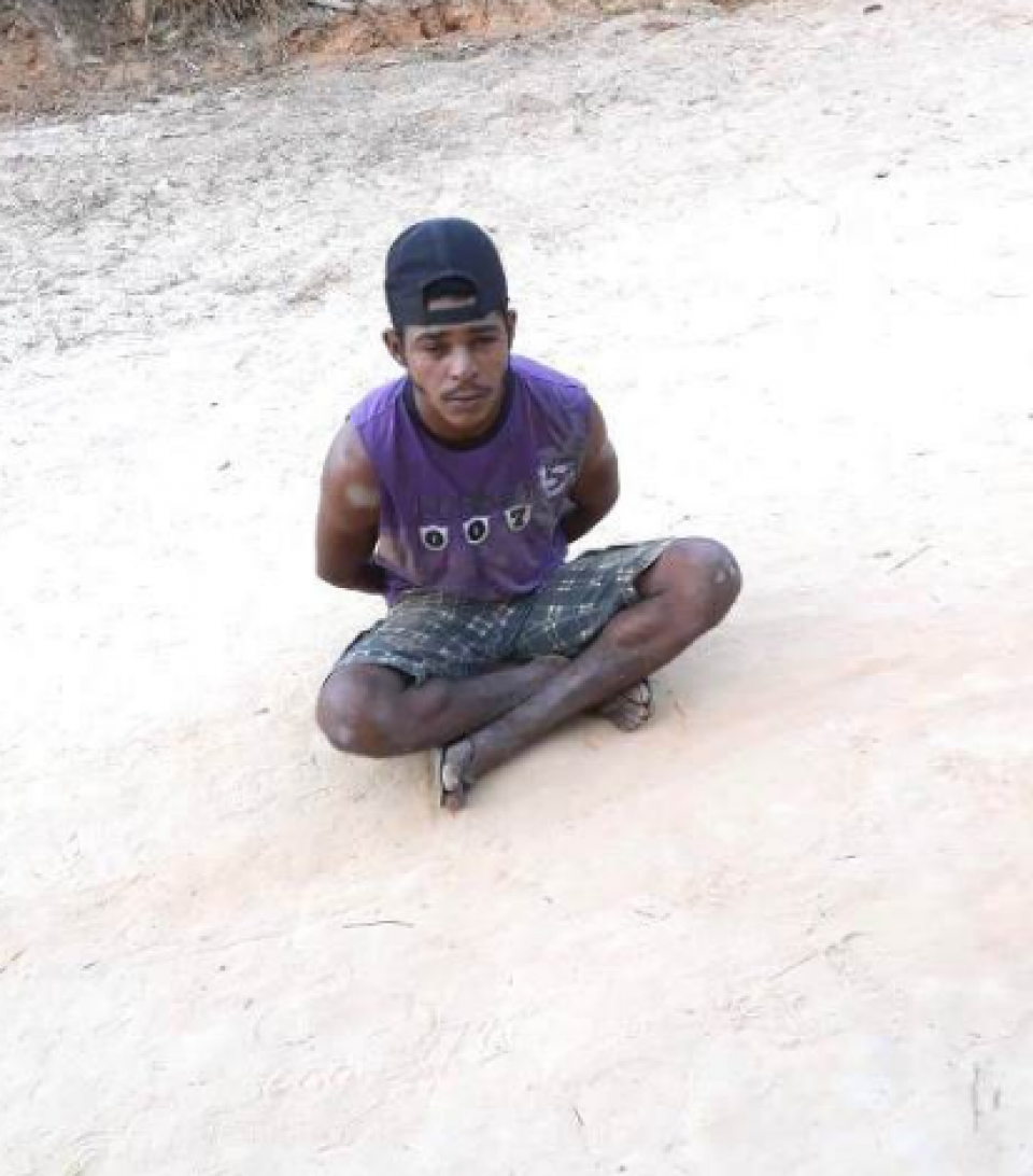 Autor de muitos crimes homem mau cai nas mãos da polícia