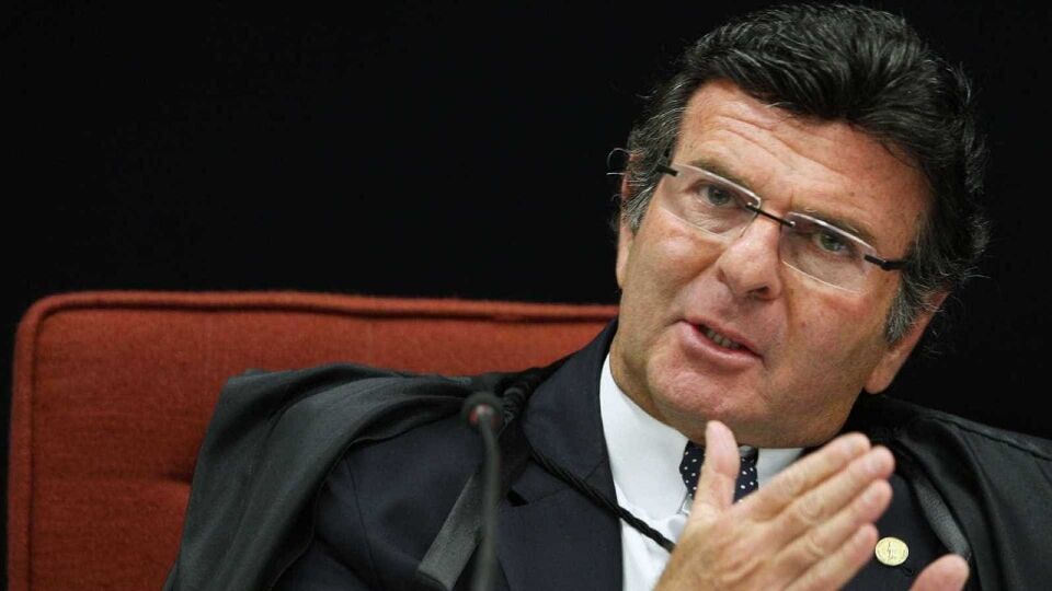 Luiz Fux conduz sua última sessão no comando do TSE
