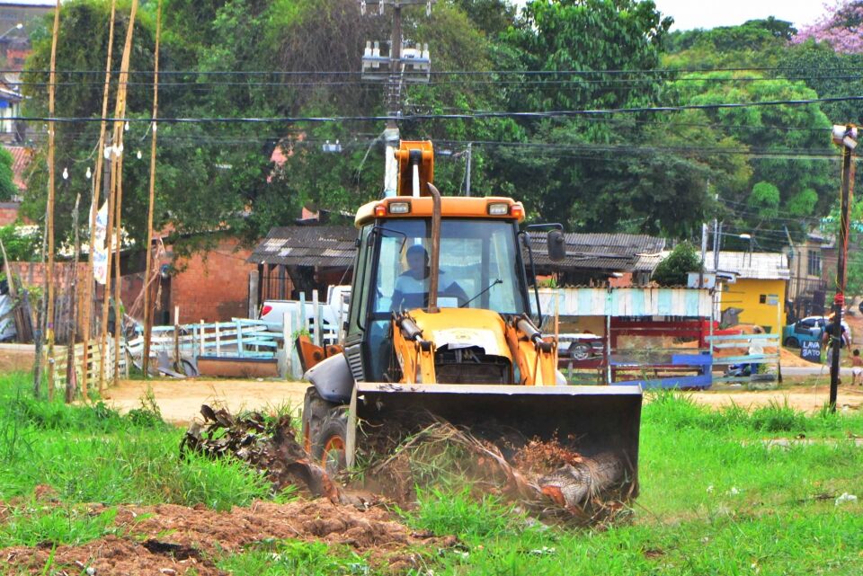 Semusb realiza limpeza mecanizada do Canal Santa Bárbara