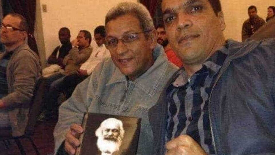 Foto de Cabo Daciolo com biografia de Karl Marx é verdadeira