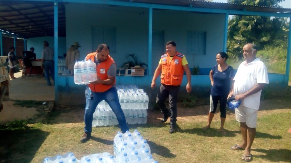 Defesa Civil entrega água e hipoclorito de sódio para famílias do São Sebastião