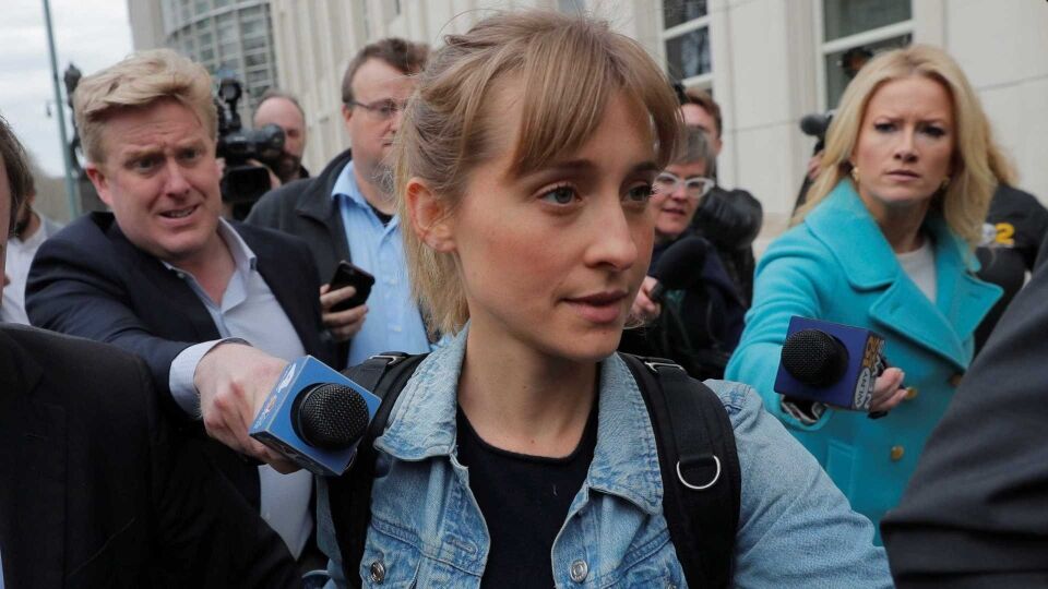 Em prisão por crime sexual, atriz de 'Smallville' pede direitos