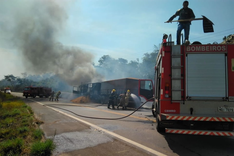 Carreta pega fogo e interrompe tráfego na BR-364 por mais de cinco horas em RO