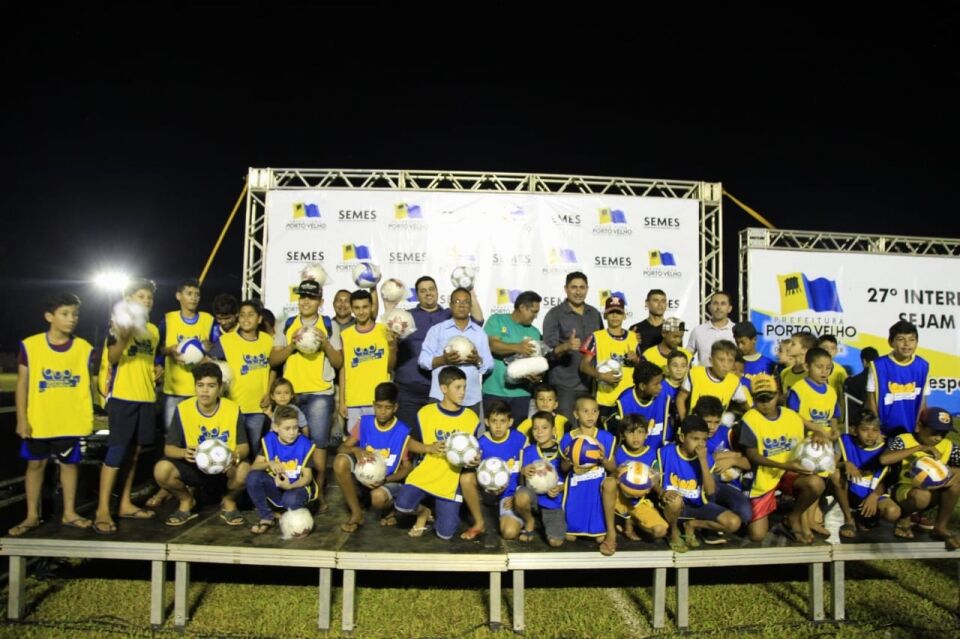 Semes abre segunda fase do Interdistrital de Esportes e entrega campo iluminado