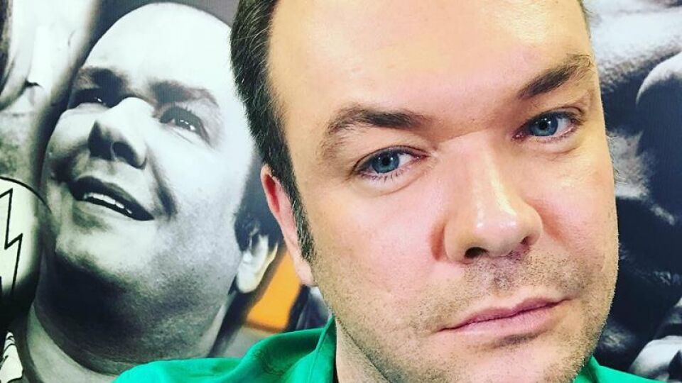 Jornalista da RedeTV!, Felipeh Campos revela câncer de testículo