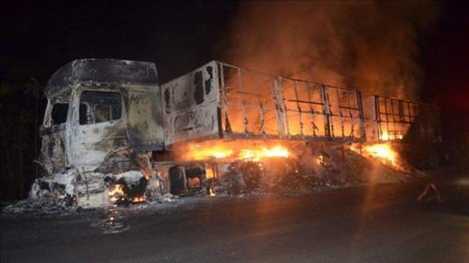 Ontem à noite caminhão pegou fogo na BR-364