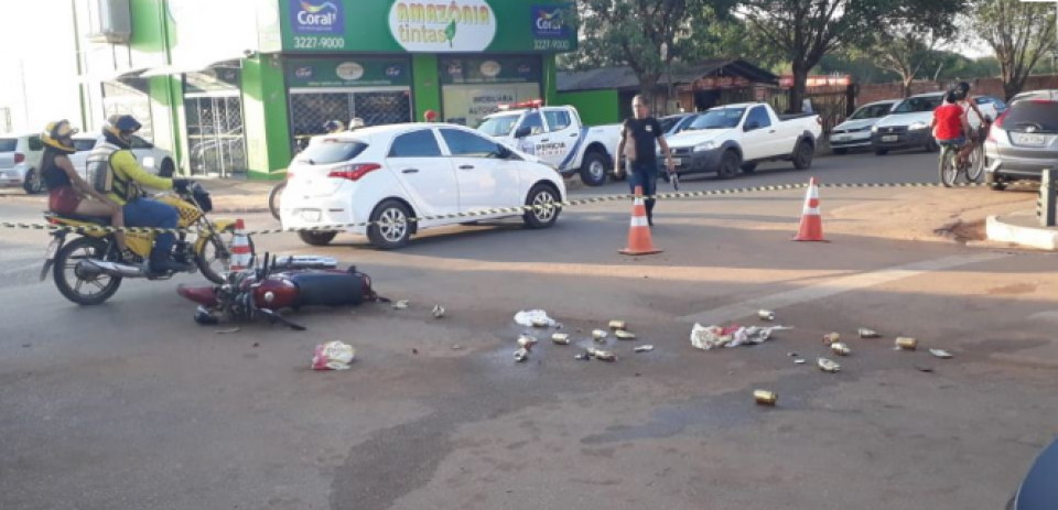 Motociclista se arrebenta em carro que invadiu preferencial