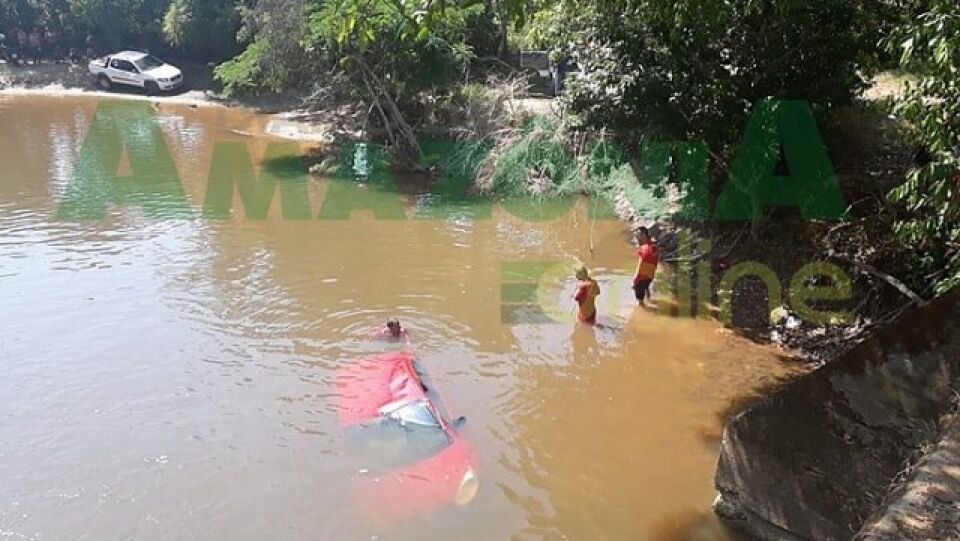 Veículo é encontrado dentro de rio com bomba e bala de fuzil