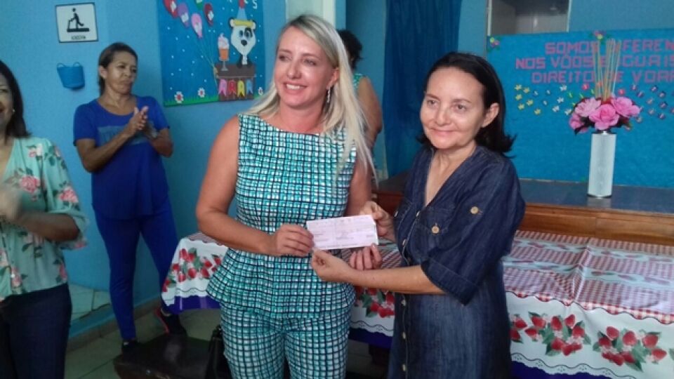 Pestalozzi recebe cheque no valor de R$ 10 mil da primeira-dama de Porto Velho