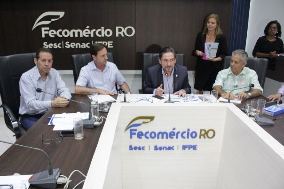 Fecomércio recebe candidatos e entrega propostas de desenvolvimento do setor produtivo