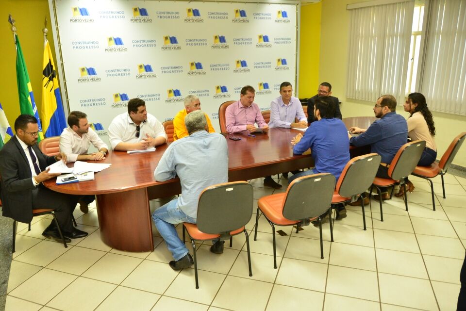 Prefeito se reúne com empresários para falar sobre projeto de adoção de espaços públicos