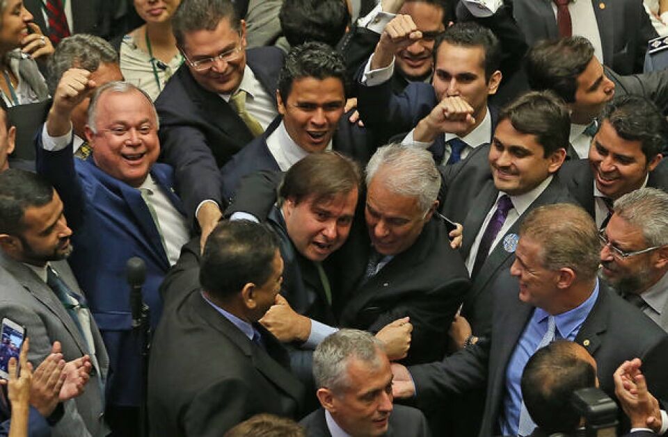 Aproximam-se as eleições, e o partido único está em frangalhos