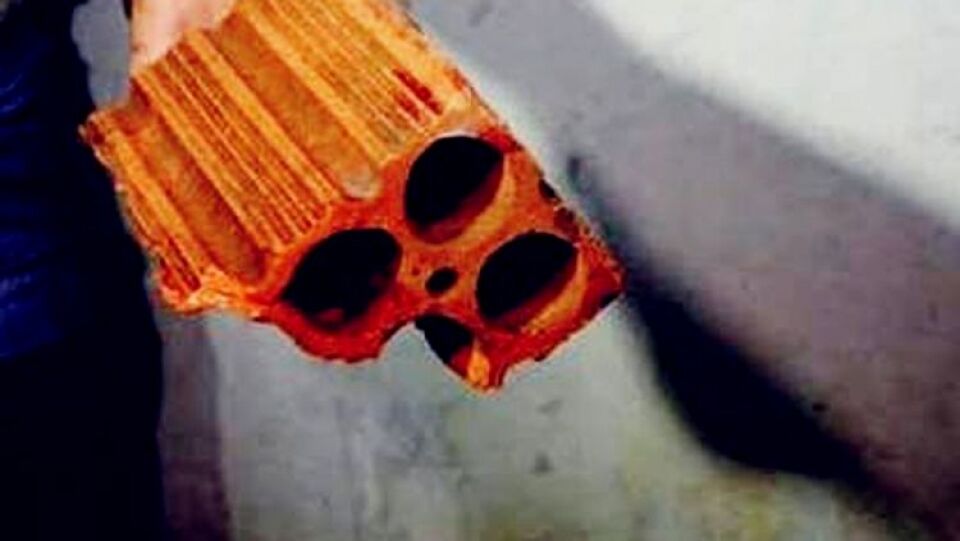 Cabeleireiro é preso após atacar mulher a tijoladas durante discussão