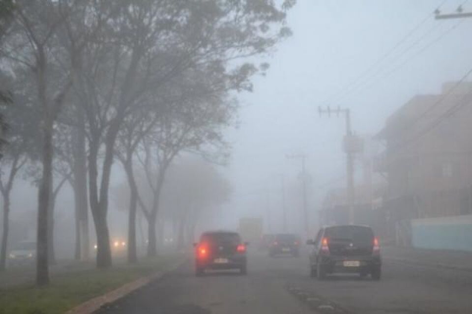 Meteorologista mostra evolução de frente fria que atingirá Rondônia no sábado; previsão é de 10° C