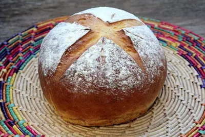 Pão caseiro de leite de coco com açafrão