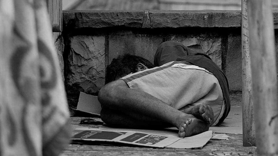 Morador de rua tem partes do corpo queimadas com coquetel molotov em BH