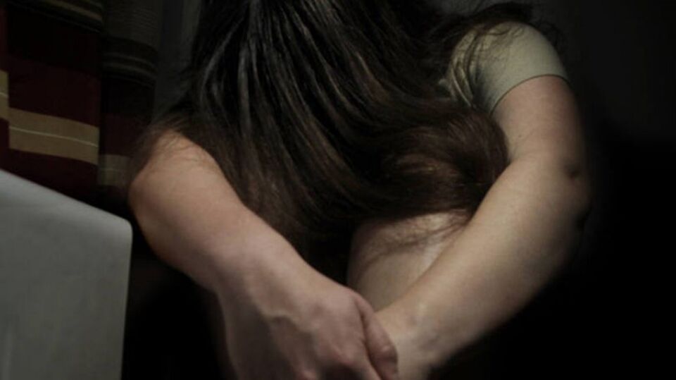 Amordaça, amarra e estupra filha de 12 anos