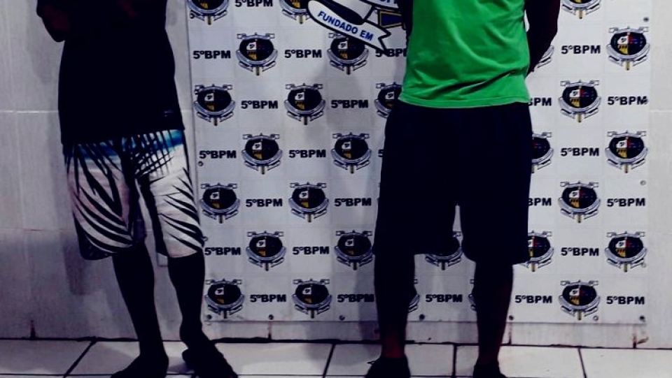 Dupla com gandolas das Forças Armadas é detida após roubo e intensa perseguição