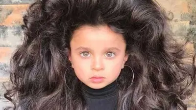 Menina de 5 anos bomba no Instagram com cabelo 'supervolumoso'