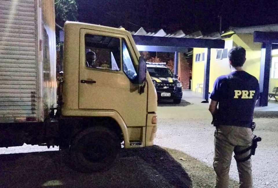 Em operação conjunta, PRF e PM recuperam caminhão roubado e libertam motorista