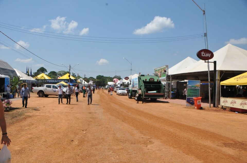 Na abertura da feira, Hildon Chaves reitera a importância do agronegócio para a capital