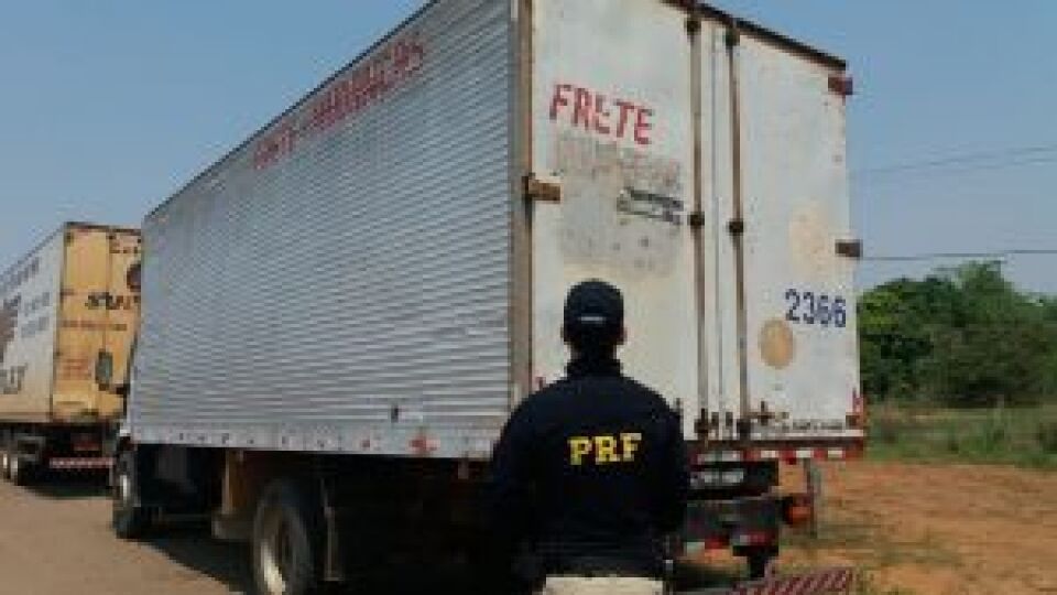 PRF apreende caminhão com madeira ilegal na BR-364