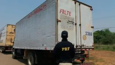 PRF apreende caminhão com madeira ilegal na BR-364