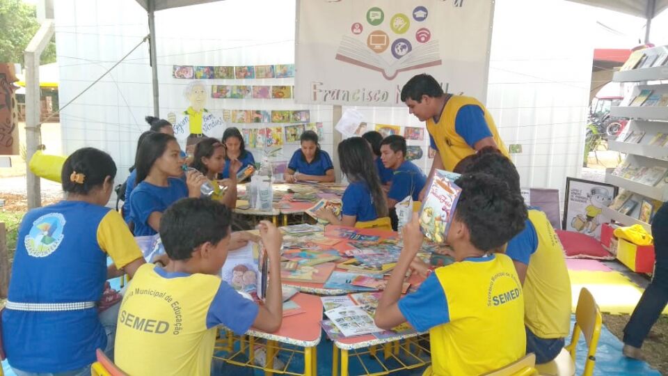Estande da Biblioteca Francisco Meirelles na Portoagro atrai crianças