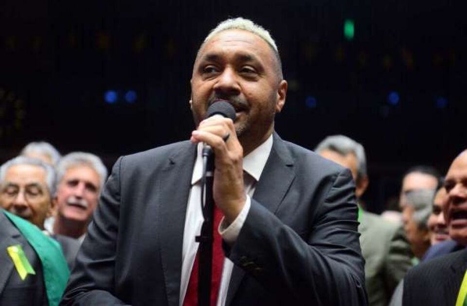 'Enganei você', diz Tiririca ao voltar a pedir votos como deputado