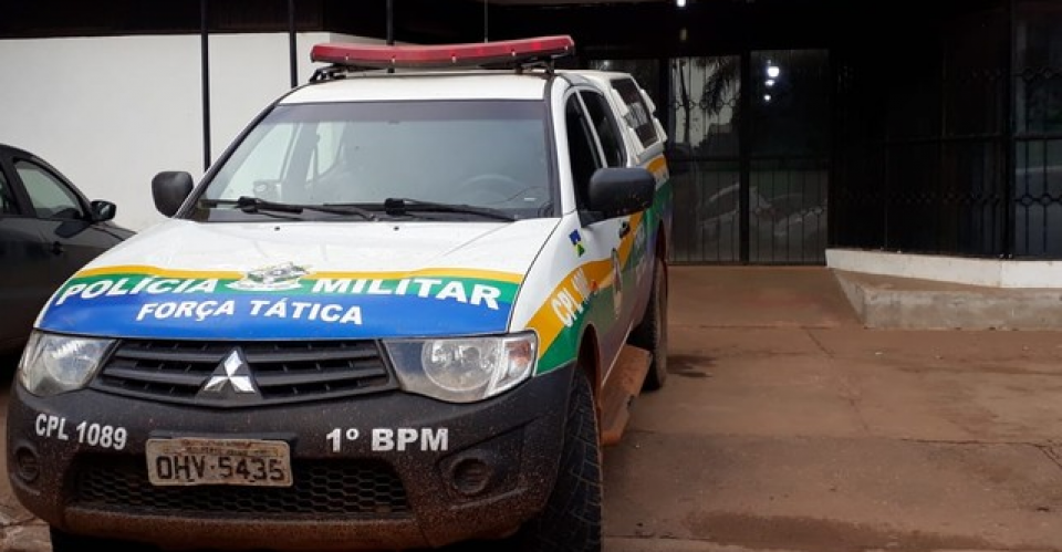 Homem é agredido por moradores após quebrar o braço de mulher com uma pá, em Porto Velho