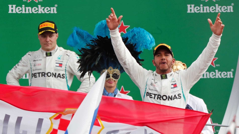 Hamilton colide com Vettel, frustra festa da Ferrari e vence em Monza