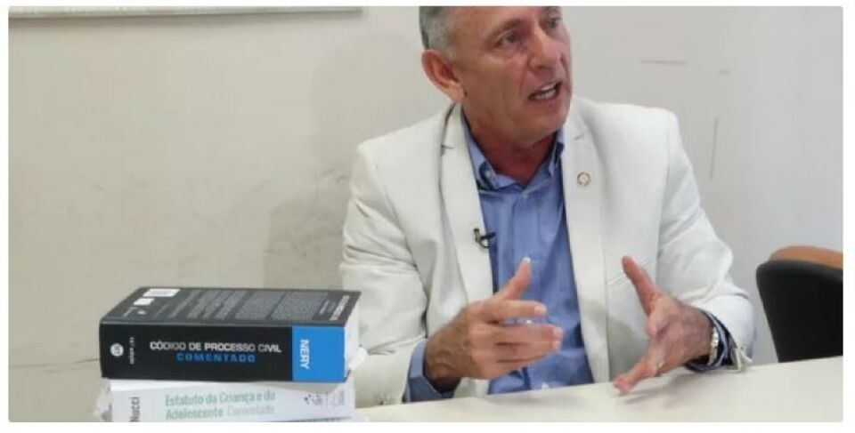Amor, educação e família salvaram a vida de juiz, doado em caixa quando criança; ‘adoção é o grande caminho’
