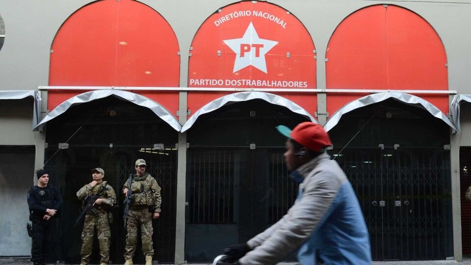 TSE multa PT por propaganda em que Lula aparece como candidato