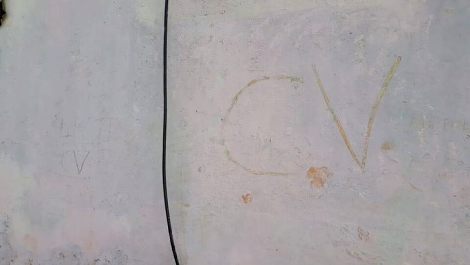 Desordeiros atacam a Rádio de Extrema e deixam assinatura do “CV”