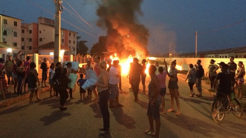 Moradores ateiam fogo em pneus devido a falta de manutenção em residencial do 'Minha Casa Minha Vida'