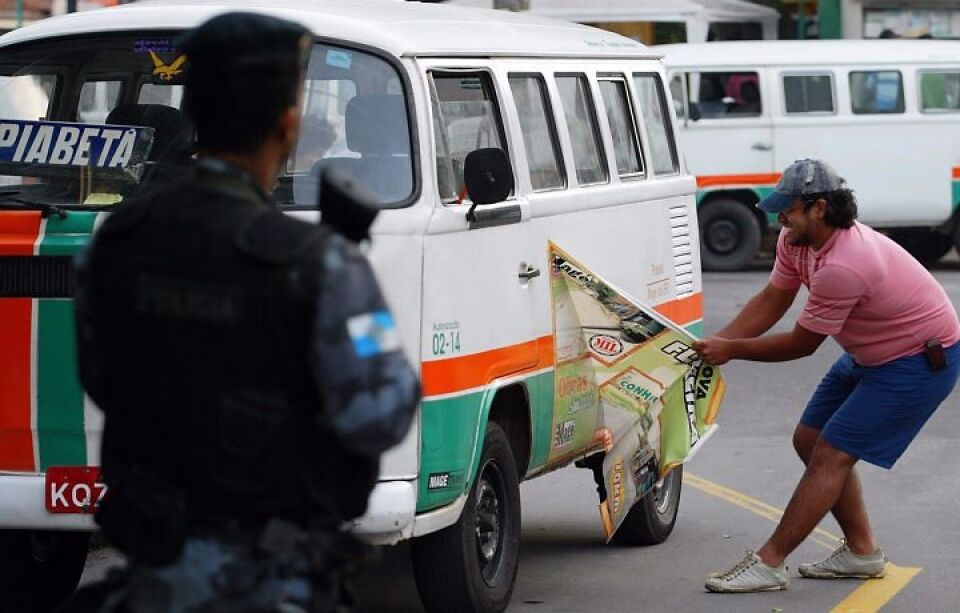 Taxistas e motoristas de aplicativos não podem exibir propaganda política nos veículos