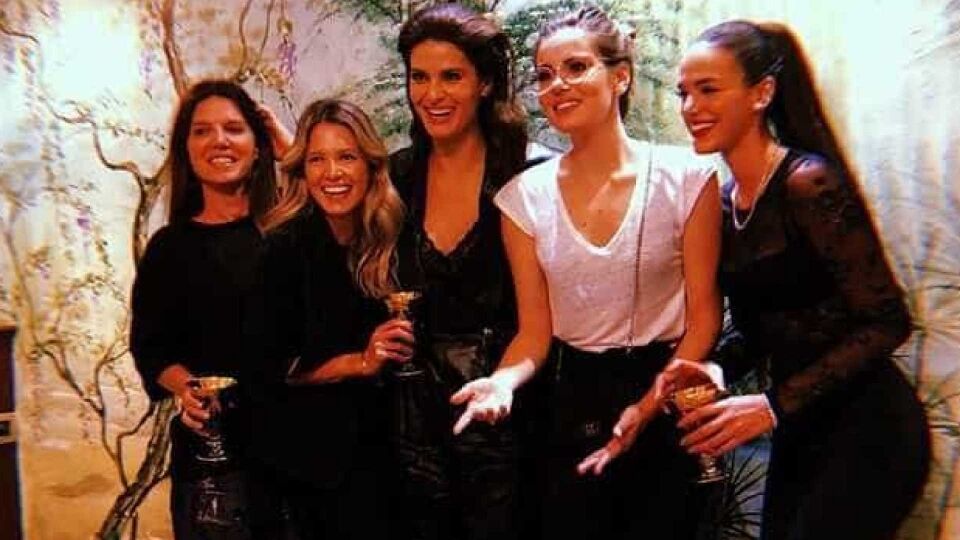 Marquezine, Camila Queiroz e Isabeli Fontana curtem noite na Itália