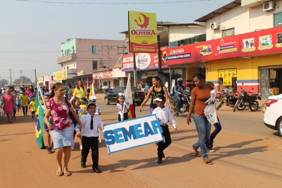 Escola Semear desfilou no JK II na Leste