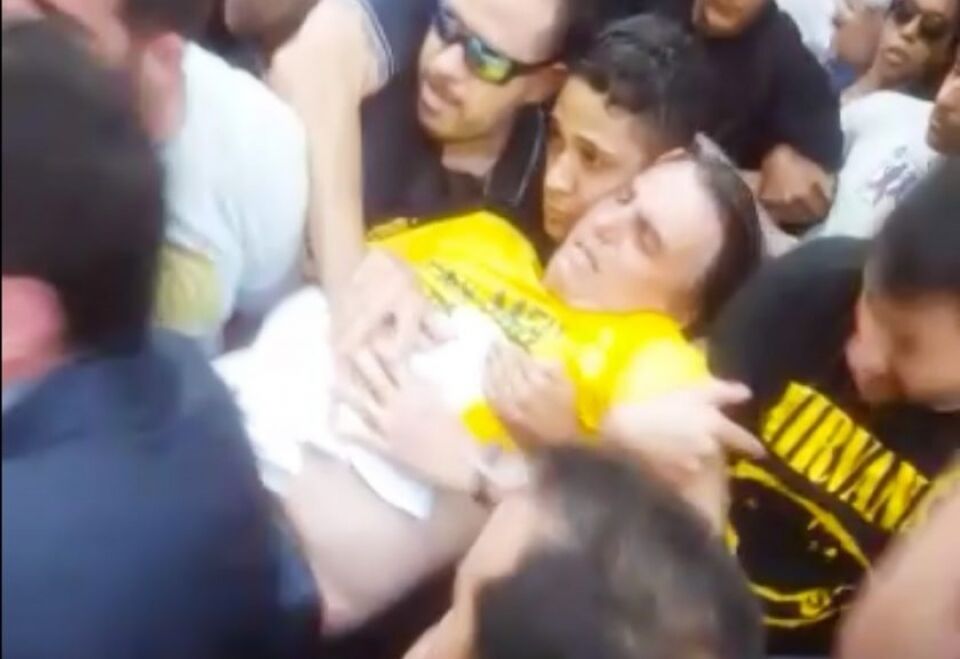 Bolsonaro foi esfaqueado nos braços do povo