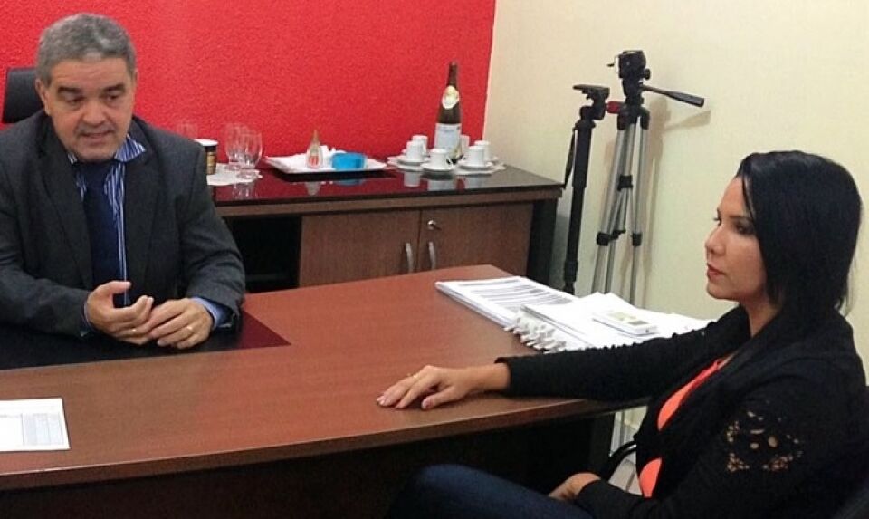 Aélcio da TV e Cristiane Lopes não podem rodar carros de som com propaganda eleitoral se não estiverem nos veículos