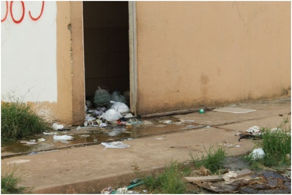 Blocos estão ficando degradados por vandalismo, sujeira e falta de síndico