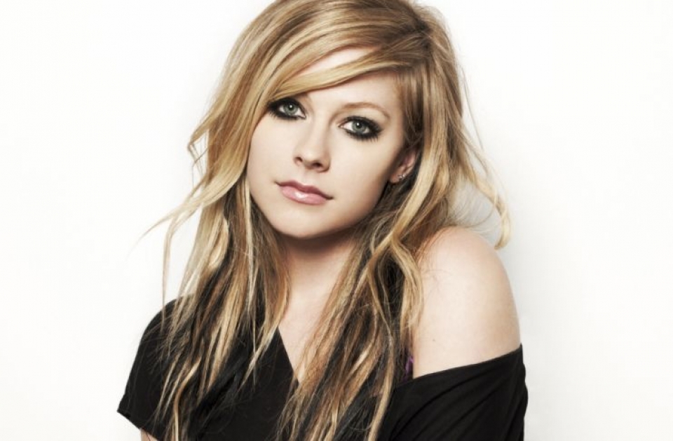 Avril Lavigne anuncia retorno e fala sobre sua luta contra doença grave