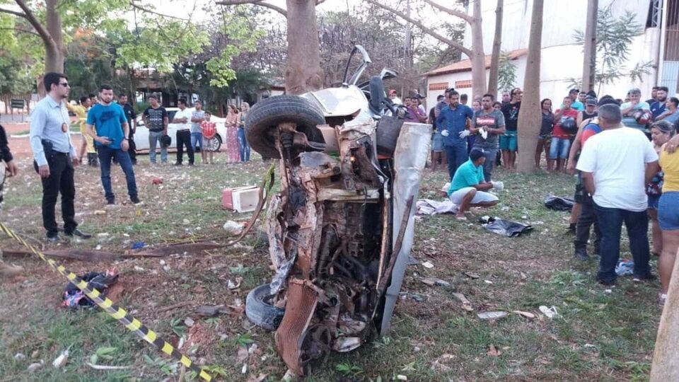 Acidente com carro superlotado deixa cinco mortos na BR-010