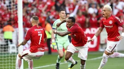 Inter vence Grêmio com gol de Edenílson e mantém liderança do Brasileirão