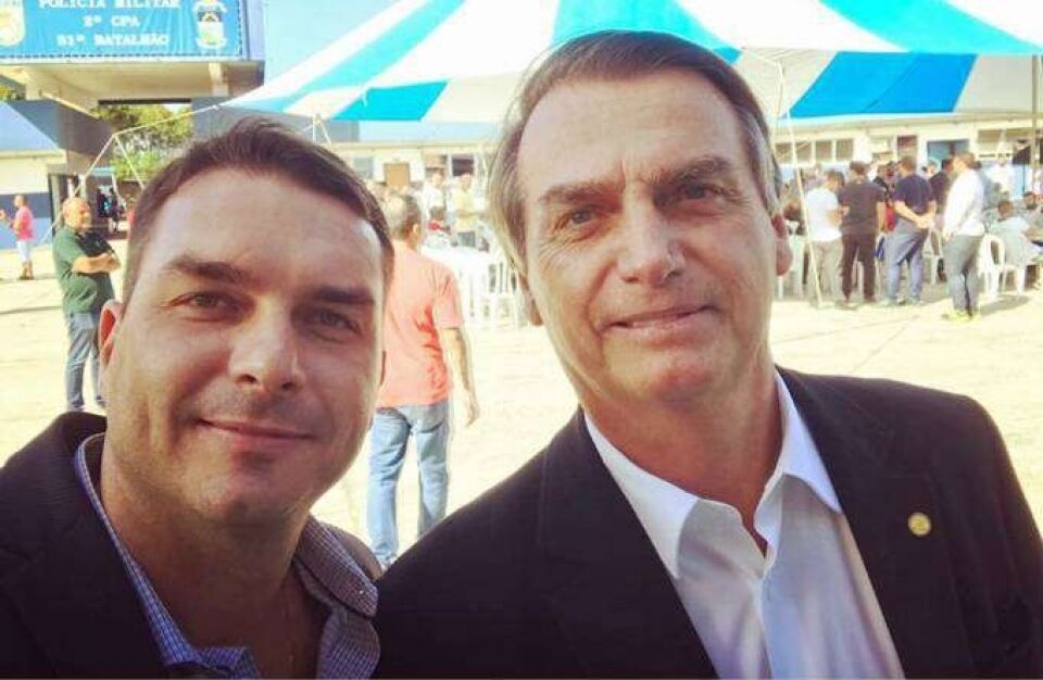 Flávio Bolsonaro contesta chefe do exército
