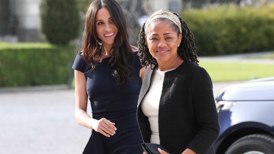 Mãe de Meghan Markle faz curso de cuidados com bebê
