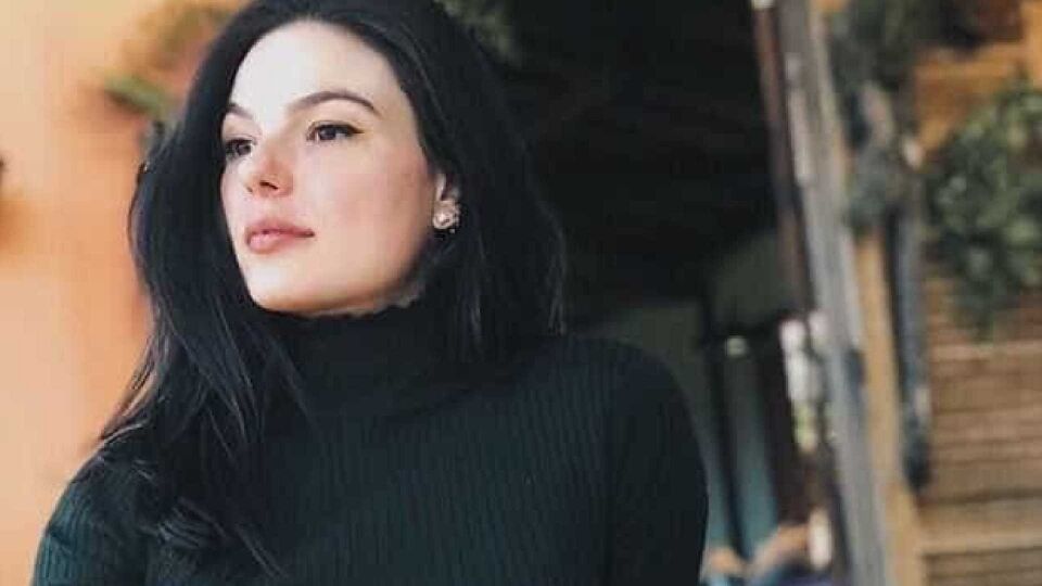 Isis Valverde mostra barrigão de grávida e curte terra natal