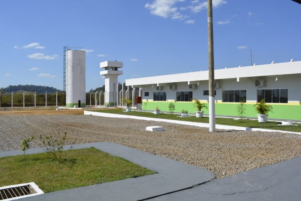 Dez detentos serram grade de cela e fogem do presídio de Ariquemes