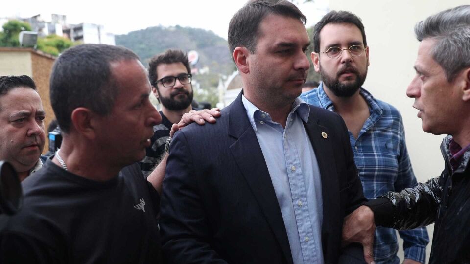 Flávio Bolsonaro mostra nova campanha que recria camisa com sangue